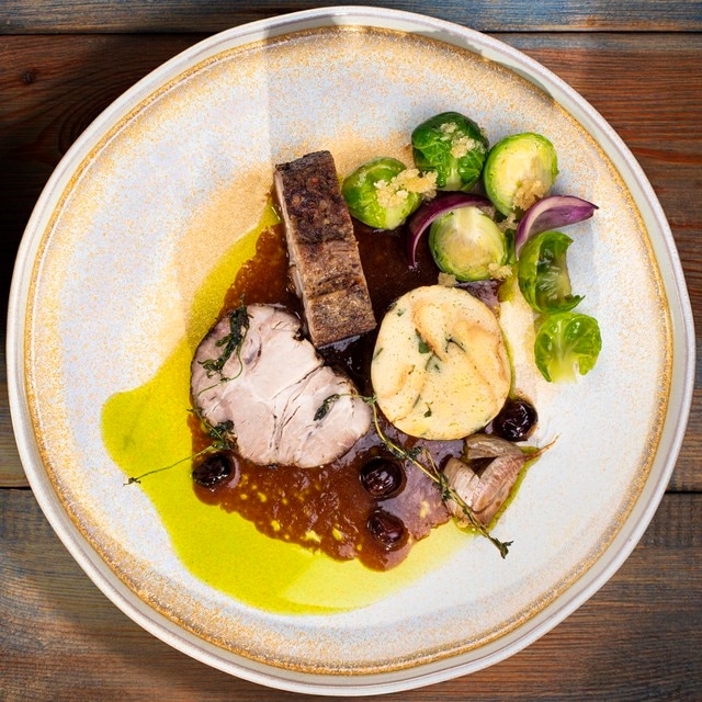 Karkówka w korzennych przyprawach/ knedliki / brukselka